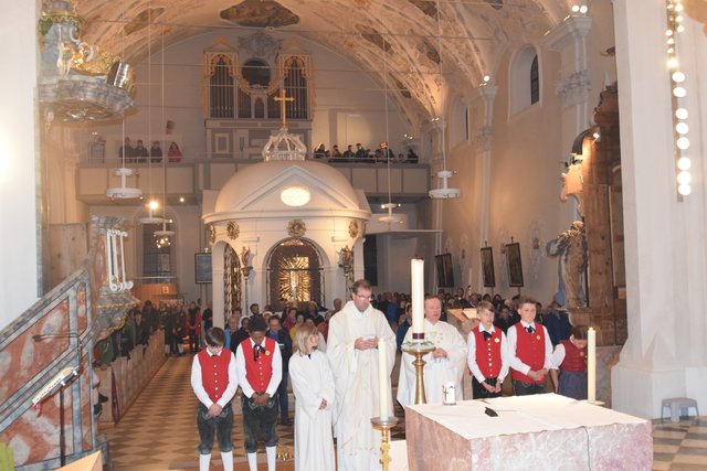 Jungschützen, Schützenkurat Willi Pfurtscheller (links) und Pfarrer Wieslaw Blas (rechts) in der vollen Pfarr- und Wallfahrtskirche Kaltenbrunn bei der ersten Nachtwallfahrt 2019. Auf der Empore der Jugendchor Kantatonix.