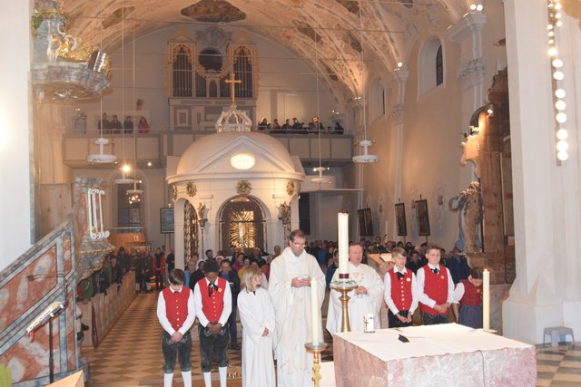 Jungschützen, Schützenkurat Willi Pfurtscheller (links) und Pfarrer Wieslaw Blas (rechts) in der vollen Pfarr- und Wallfahrtskirche Kaltenbrunn bei der ersten Nachtwallfahrt 2019. Auf der Empore der Jugendchor Kantatonix. | Foto: Christian Achenrainer