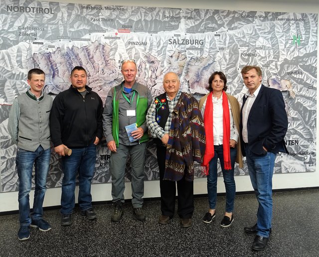 Im Nationalparkzentrum Mittersill darf eine Führung durch die NPHT-Ausstellung nicht fehlen. Nationalpark-Ranger Werner Schuh (3.v.l.) begeisterte den Gast aus Kanada. | Foto: Leopold Kohr-Akademie