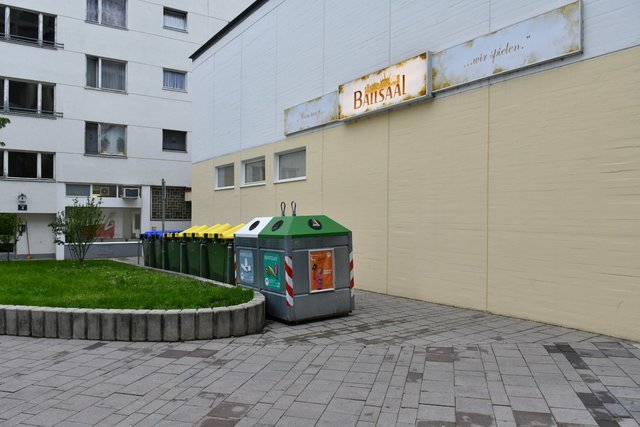 Die neue Sammelstelle steht nun und soll bei den Anrainern für kürzere Wege zum Müll trennen sorgen. | Foto: Markus Spitzauer