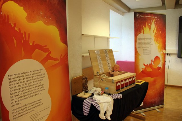 Interaktive Ausstellung über die Zeit vor der Geburt in der Aula des Diözenhauses.
