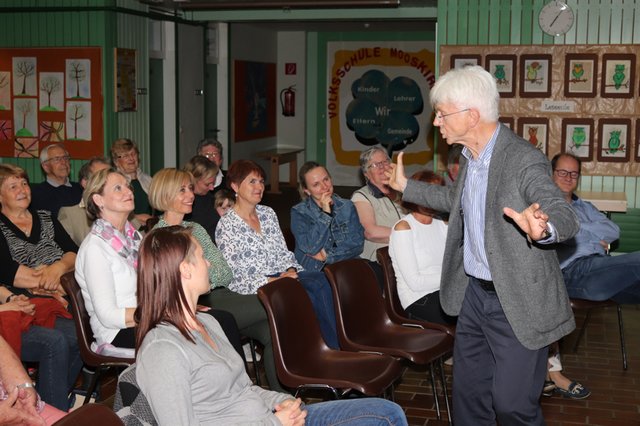 Gottfried Hofmann-Wellenhof unterhielt die Besucher in Mooskirchen bestens. | Foto: Cescutti