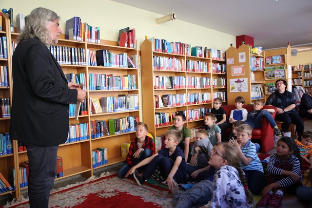 Autor Heinz Janisch gewährte den Kindern in der Bücherei Groß St. Florian Einblicke in seine Arbeit. | Foto: KK