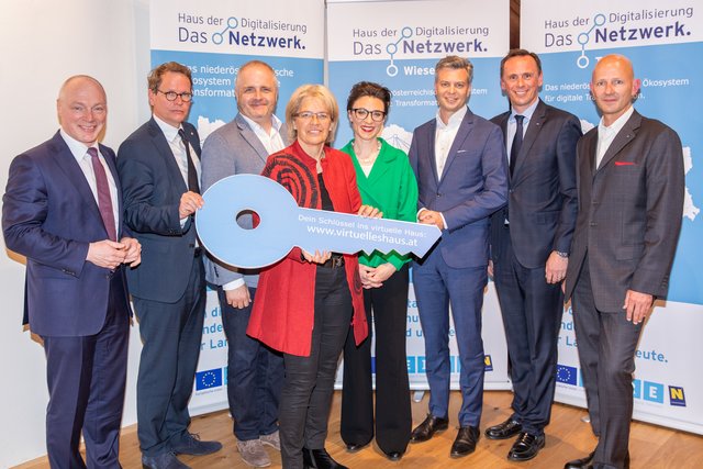 v.l. ecoplus Geschäftsführer Helmut Miernicki, EVN Vorstands-Sprecher Stefan Szyszkowitz, Keynote Ömer Atiker, Wirtschafts- und Technologielandesrätin Petra Bohuslav, Google Austria Country Director Christine Antlanger-Winter, Thomas Arnoldner, CEO A1 Telekom Austria Group, ecoplus kaufmännischer Geschäftsführer Jochen Danninger, Claus Zeppelzauer, ecoplus Bereichsleiter Unternehmen & Technologie