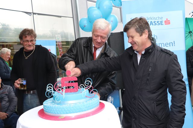 Die s-Box wurde genau am 194. Geburtstag der Steiermärkischen Sparkasse eröffnet. Die Geburtstagstorte schnitten Gerhard Fabisch (links) und Klaus Steinberger an.