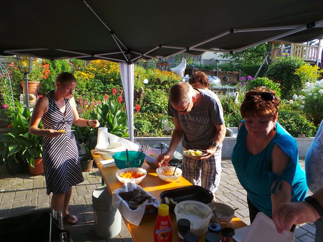 Beim Nachbarschaftsfest von Anna Hauser im Sommer 2018 wurden 32 Nachbarn und eine Hündin satt.