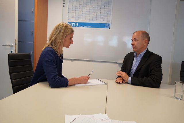 Wolfgang Hafner, Salzburgleitung-Projektleiter, im Gespräch mit Bezirksblätter Chefredakteurin Julia Hettegger.