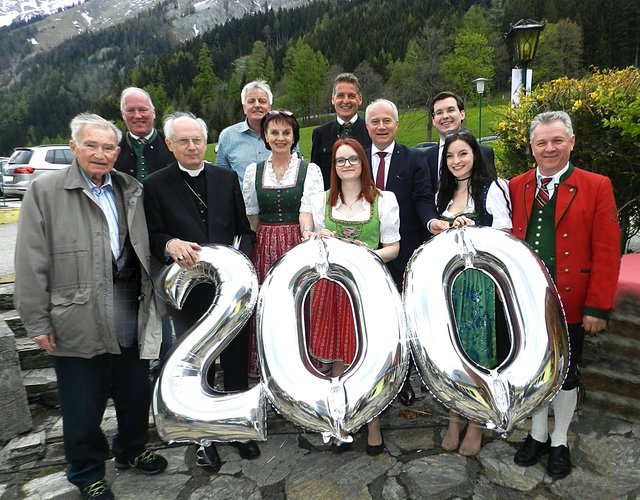 Aufstellung der Ehrengäste: Helmut Jahn, Berthold Strobl, em. Bischof Egon Kapellari, Walter Schuster, Silvia Schuster , Siegi Schelch, Caroline Schuster, Hans Seitinger, Stefan Hofer, Melanie Schuster, Erwin Hofer.