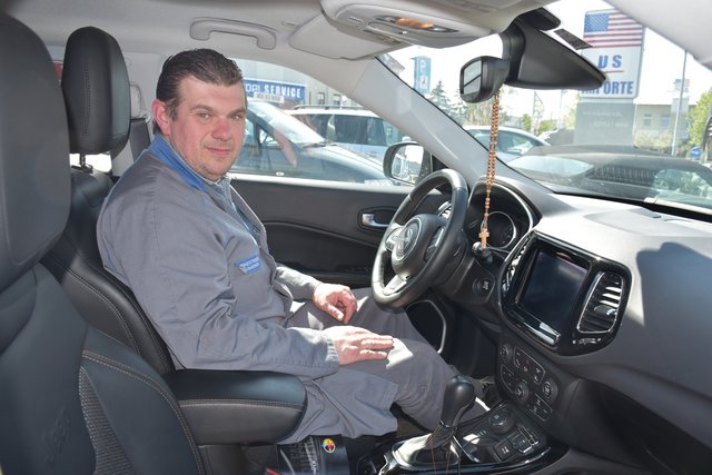 Mechaniker Johann Mareiner fährt einen Jeep Compass und genießt dessen Unterstützungsassistenten sehr.