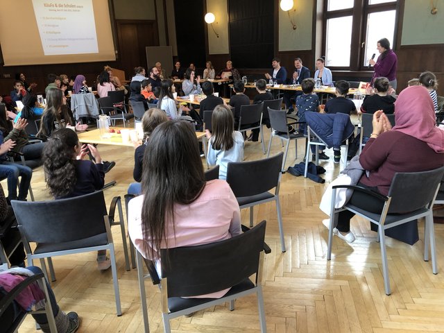 Eine Sitzung der Bezirksvertretung, aber anstatt Politiker stellten die Schüler Favoritens ihre Anträge.
