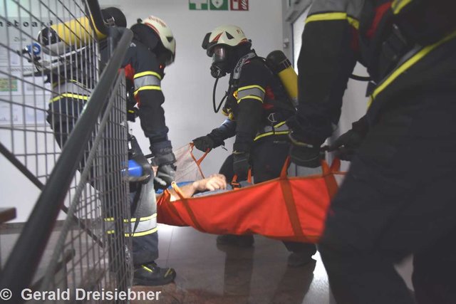 Mittels schwerem Atemschutz wurde die Menschenrettung bei der Mehrwehrenübung durchgeführt.  | Foto: Gerald Dreisiebner
