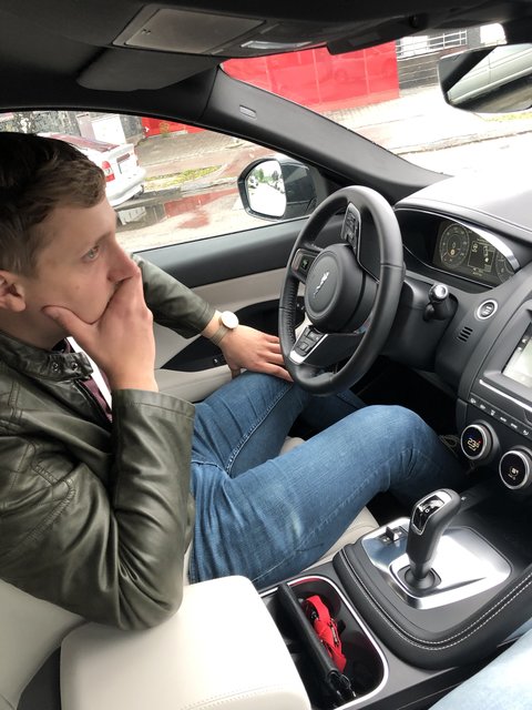 Redaktionsleiter Nikolaus Frings testete das Parkmanöver. Bei seinem Erstversuch war auch er noch skeptisch.