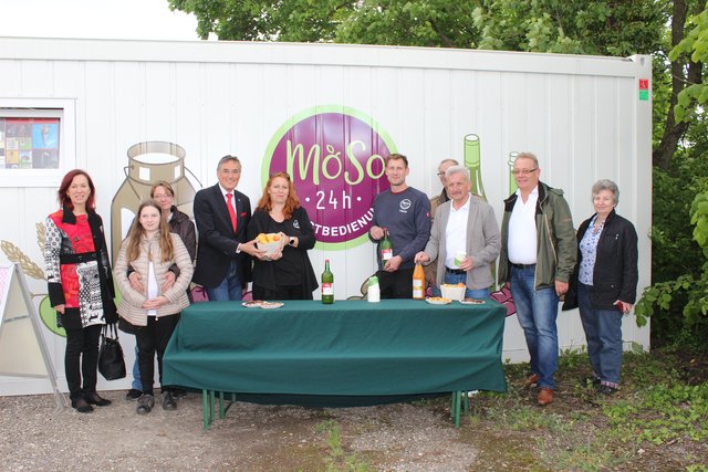 Bürgermeister Ludwig Deltl mit Wegerth bei der Eröffnung des neuen Shops. | Foto: Gemeinde Strasshof