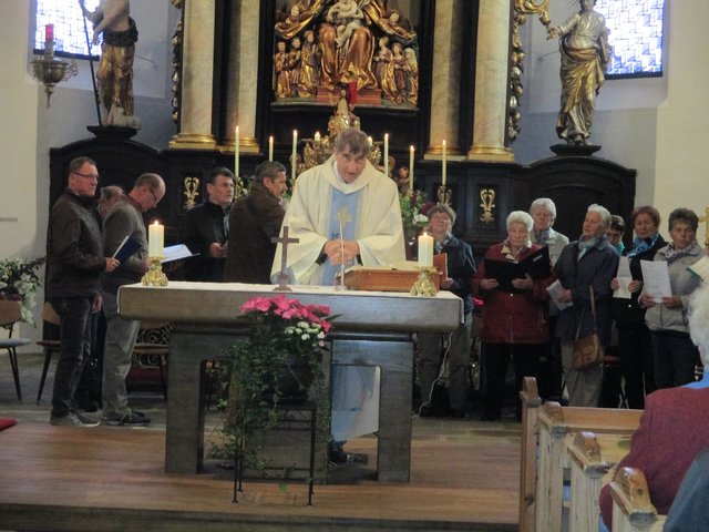 Pfarrer Laurenz feierte in der Wallfahrtskirche Frauenstein bei Molln mit den Kollerschlagern eine heilige Messe.
 | Foto: Foto: Stadlbauer
