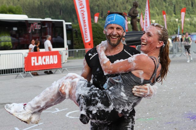 Wir wissen nicht ob auf Händen tragen gilt, aber wo könnte es romantischer als beim StrongmanRun sein?