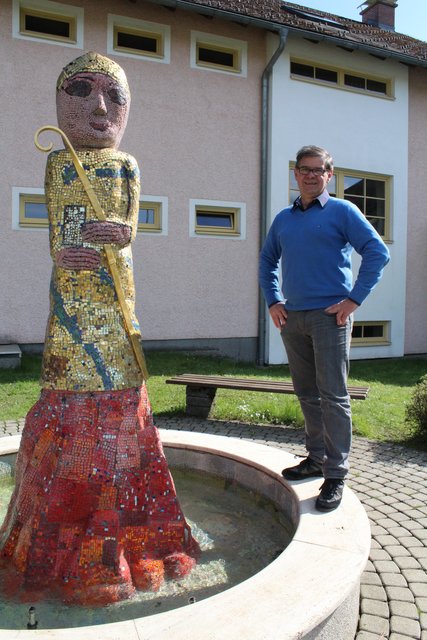 Da Brunnen mit da Konradstatue bei da Voiksschui in Obawaung – danebn steht da Buagamoasta Matthias Hausleithner. | Foto: Rabl
