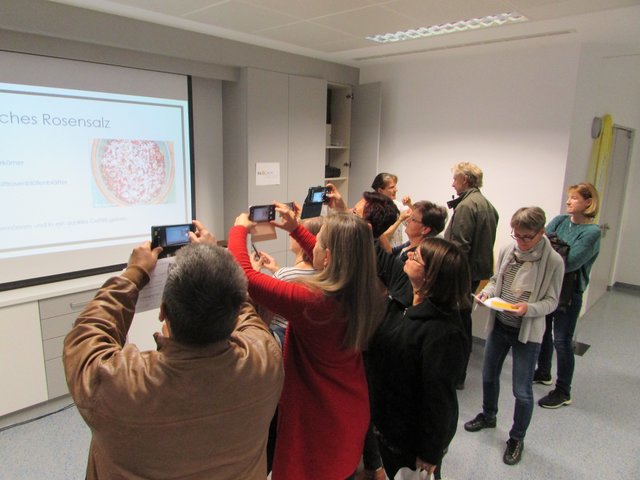 …wurden die Bilder zahlreich abfotografiert. | Foto: NÖGKK