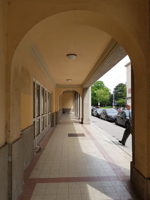 Kinoeingang unter Arkaden