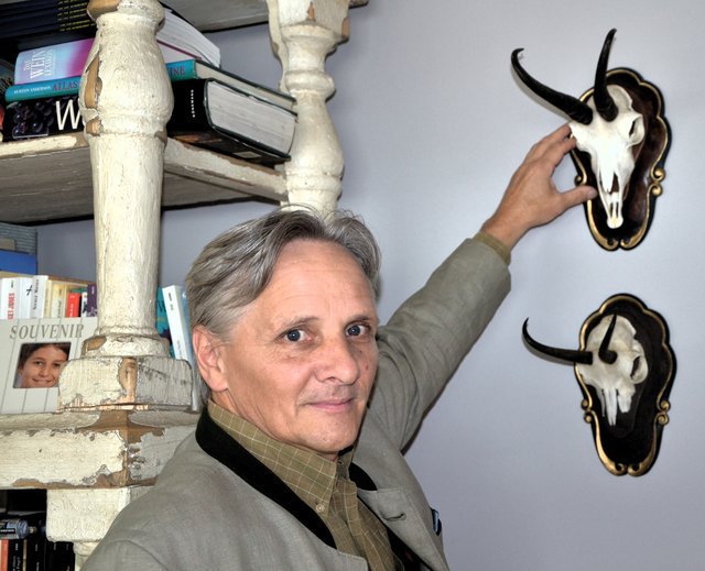 Paul-Sixtus Volpini de Maestri mit zwei von vielen Jagdtrophäen