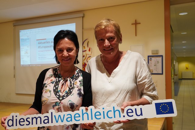 Gritlind Kettl und Franziska Dürr wählen die EU.