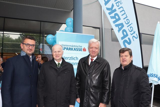 Feierten bei strömendem Regen die Eröffnung der s-Box: Franz Knauhs, Bernhard Liebmann, Gerhard Fabisch und Klaus Steinberger. | Foto: Edith Ertl