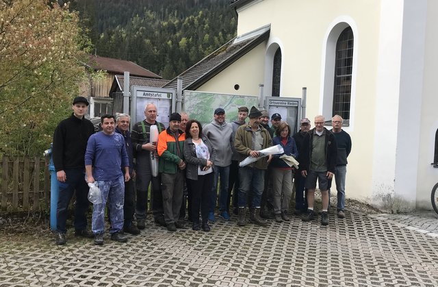 Ein Teil des Sammeltrupps, der Rieden vom Müll befreite.