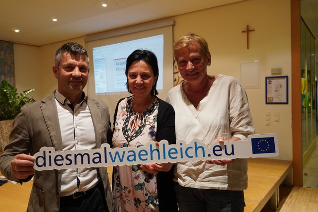 EU-Gemeinderat von Köstendorf, Matthias Altmann und Bibliothekarin Franziska Dürr luden EU-Expertin Gritlind Kettl zum Informationsabend über die EU.