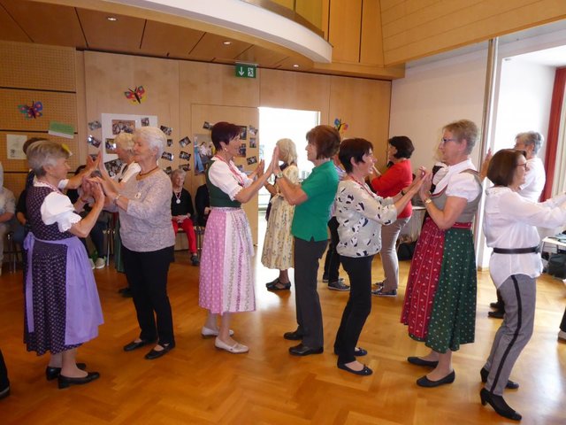 Gemeinsam wird im Paar oder der Gruppe getanzt, wichtig ist nur die Freude am Tanz.