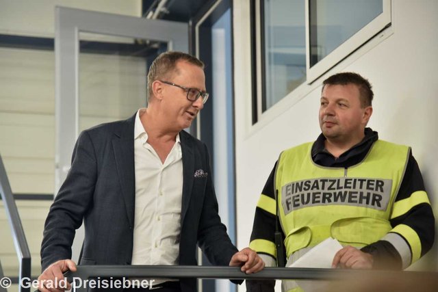 (li.) Geschäftsführer Ing. Gerald  Kreiner und Ortsfeuerwehrkommandant Gerald Seidl bei der Schlussbesprechung. 