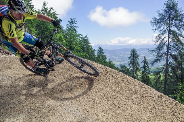 Neu ist der 300 Meter lange Uphill-Trail. Er führt über den Übungshang des Skigebietes Petzen