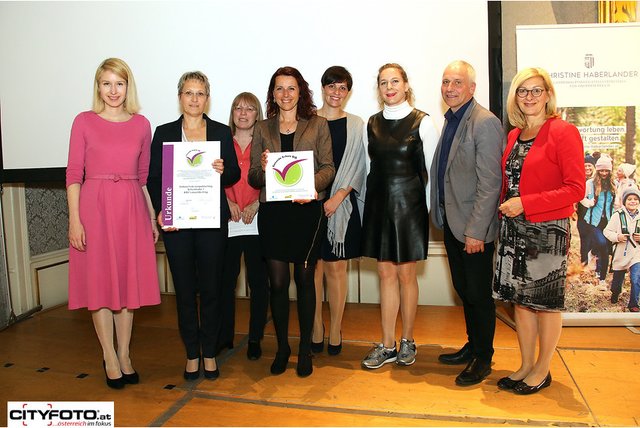v.l.: Landeshauptmann-Stellvertreterin Christine Haberlander,  Landesschulärztin Gertrude Jindrich, OÖGKK-Direktorin Andrea Wesenauer und Vertreter VS Leopoldschlag. | Foto: Andreas Maringer