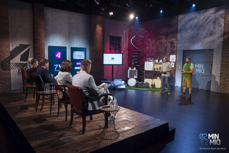 Bernhard Lienbacher und Marco Morandini (FH-Absolventen Holztechnologie & Holzbau/Holzwirtschaft) präsentieren ihre Getränkekühler aus gepresster Rinde bei der TV Show "2 Minuten 2 Millionen".