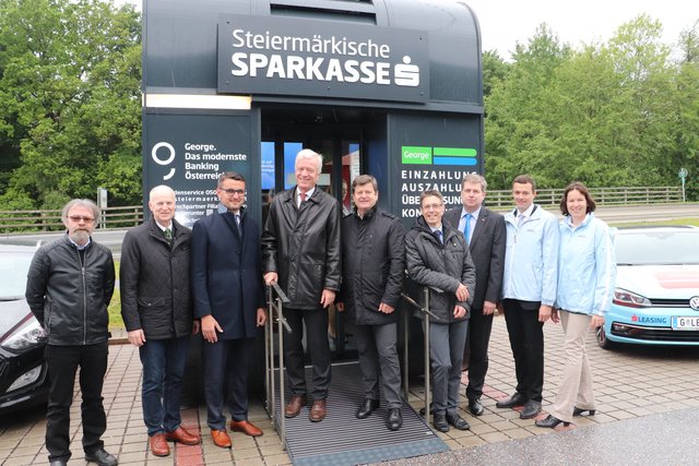 Gerhard Fabisch (Bildmitte) mit Pater Stefan Üblackner (links), Bernhard Liebmann, Franz Knauhs, Klaus Steinberger, Andreas Fössl sowie Mitarbeitern der Steiermärkischen Sparkasse | Foto: Edith Ertl