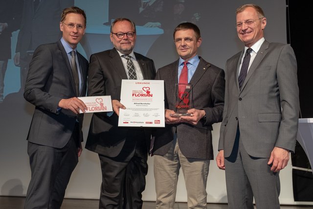 v.l.: Chefredakteur der BezirksRundschau Thomas Winkler, Generaldirektor der OÖ Versicherung Josef Stockinger, Florian-Preisträger Alfred Bernhofer, Landeshauptmann Thomas Stelzer.
