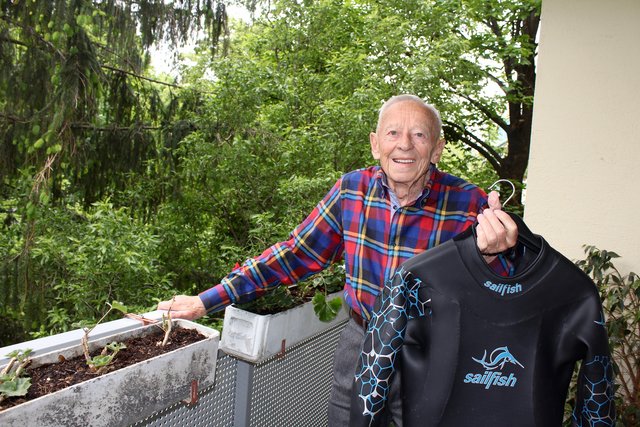 Sepp Knoflach hat erstmals das Schwimmen mit einem Neoprenanzug ausprobiert und freut sich auf die Saison.