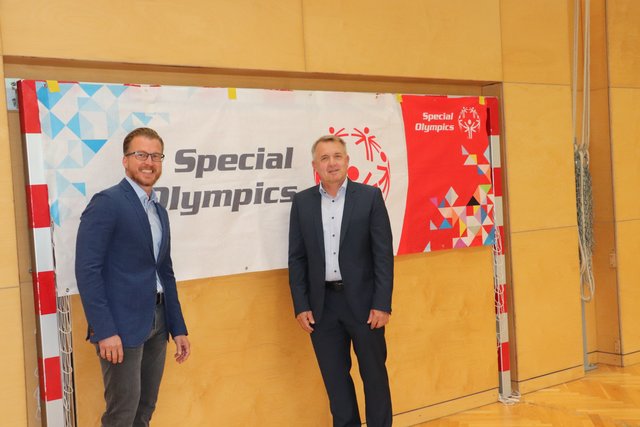 LAbg. Oliver Wieser und Bgm. Manfred Komericky nahmen sich Zeit für die länderübergreifende inklusive Sportveranstaltung. | Foto: Edith Ertl