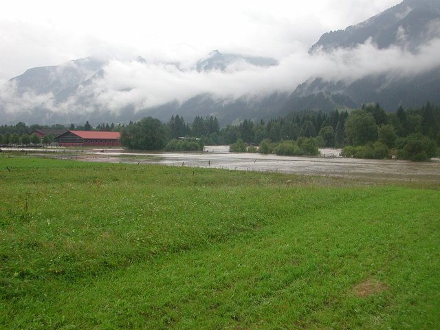 Bilder aus dem Jahr 2005: Das Wasser des Lech war über die bestehende Verbauung getreten und hatte sich über die Felder ausgebreitet. Häuser, Stallungen und die Reithalle wurden überflutet. | Foto: Archiv