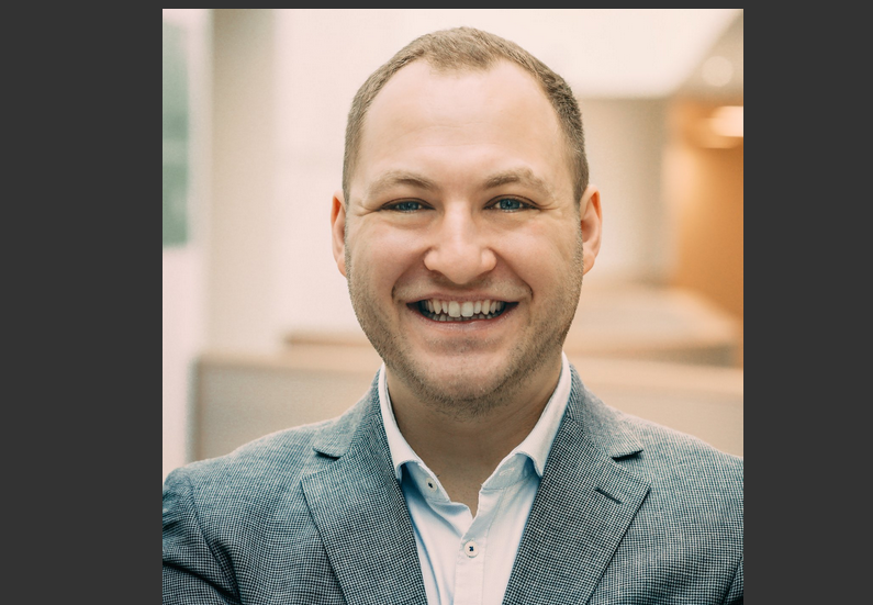 Gut zu lachen: Raphael Aichinger von der MK Hartkirchen hat in der Gemeinde und auf Bezirksebene musikalisch viel zu tun.