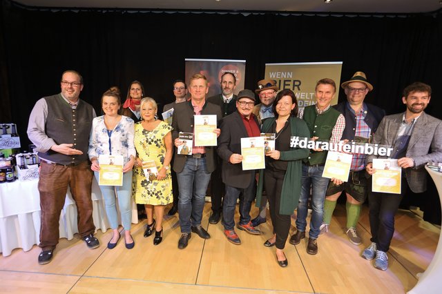 Die 5-Krügerl-Wirte aus dem Bier Guide 2019 v.l.n.r. Reinhold Barta (Brauhaus Gusswerk – Wirtshaus), Martene und Mia Petit (Gasthaus Wulz), hinten Ursula Scheuringer (Casino Linz) und Martin Buchta (Fischerbräu), Martin Gallistl (Pöstlingberg Schlössl), hinten Wolfgang Pötzl (Schwechaterhof, 5 Krügerl), Nikolaus Lackner und Winter Daniela (Schmid´s Burger &amp; Craft Beer), hinten Bierpapst Conrad Seidl, Mario Scheckenberger (Bierschmiede), Karl Zuser jun. (Biergasthof Riedberg) und Cemens Kainradl (Hopfen &amp; Söhne, Bierlokal des Jahres Burgenland) | Foto: Medianet Verlag/APA-Fotoservice/Hartl