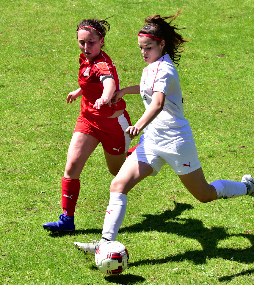 Clarissa Seiringer (l.) ist Kapitänin der U-14.