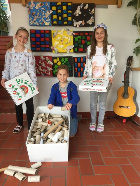 &lt;f&gt;Aus Kartons&lt;/f&gt; wird in der VS Ponfeld Kunst (Ergebnis hinten an der Wand sichtbar) | Foto: KK