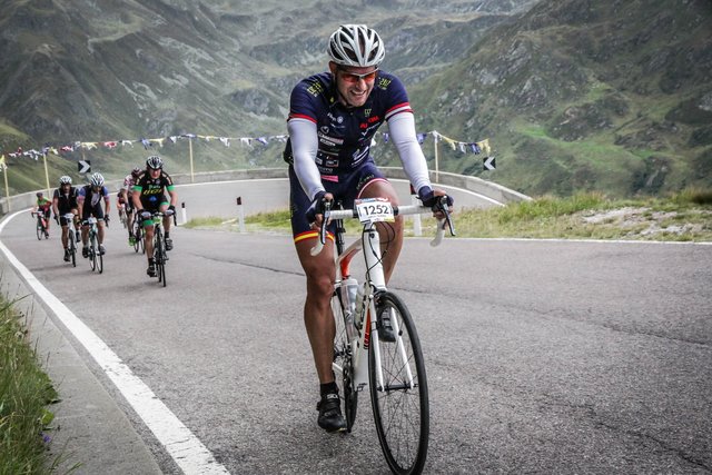 Lukas Trimmel und neun seiner Freunde "quälen" sich über 17 Alpenpässe um Anderen helfen zu können.