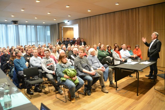 Rund 110 Zeller sowie einige Stadtmandatare und weitere Kufsteiner Bürger kamen zur Gemeindeversammlung – aber nicht wegen der allgemeinen, geplanten Präsentation des Bürgermeisters.