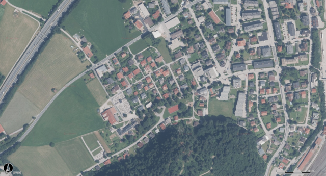 Am nördlichen Fuß des bewaldeten Zellerbergs liegt das "Thurnerfeld" inmitten von Wohnblöcken und Einfamilienhäusern, etwas weiter nördlich das Altenwohnheim Kufstein-Zell.  | Foto: tiris maps