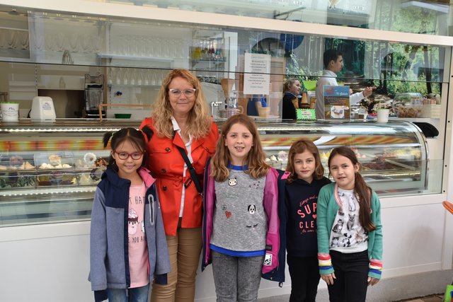 Ursula Kovar und die Schülerinnen der Volksschule II Tulln.