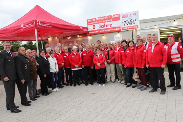 Kommunalpolitiker stärken den Ehrenamtlichen der Team Österreich Tafel den Rücken und stellten sich auch für das Foto in die zweite Reihe.