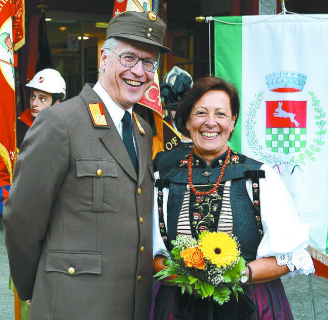 BFI Christoph Feuerstein, Fahnenpatin Elisabeth Delazer. | Foto: Gerhard Scopoli/VLK