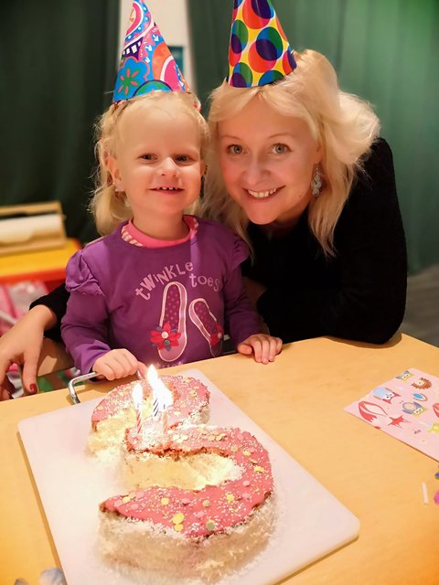 Kateryna Pötzlberger mit ihrer Tochter.