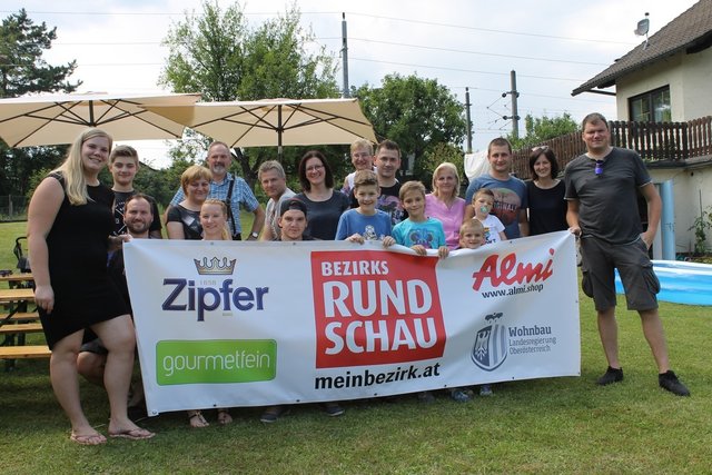 Sarah Fleischhacker (li.) und Christoph Luidold (re.) luden die Nachbarn zum gemütlichen Nachmittag ein.