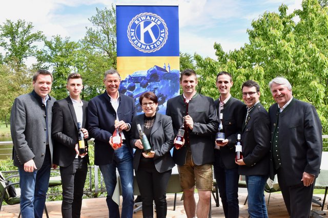 Präsident Peter Hüttig (l.) und Organistor Herbert Kutschera (r.) mit den Siegern der 13. Kiwanis-Schilcherverkostung